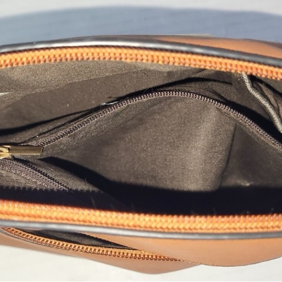 Chic Two-Tone Crossbody Bag with Tassels - Picture 5 of 12